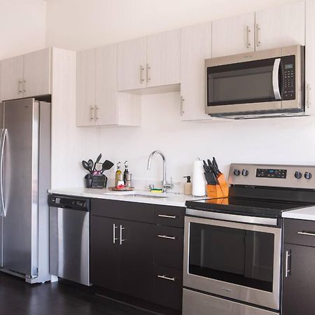 Modern Studio Apt With Skywalk To Fiserv, Rooftop, And Parking มิลวอกี ภายนอก รูปภาพ
