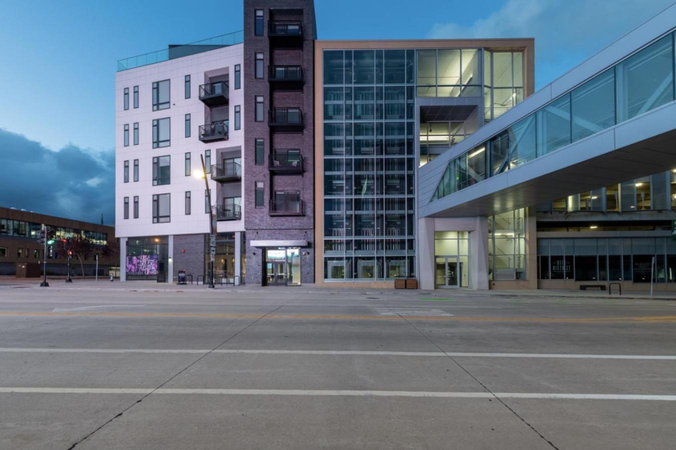 Modern Studio Apt With Skywalk To Fiserv, Rooftop, And Parking มิลวอกี ภายนอก รูปภาพ