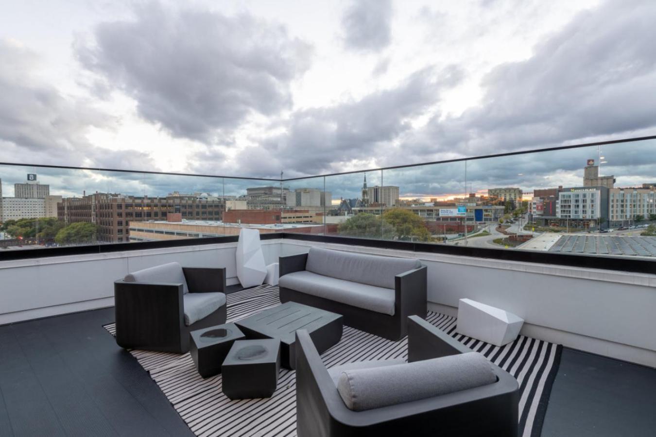 Modern Studio Apt With Skywalk To Fiserv, Rooftop, And Parking มิลวอกี ภายนอก รูปภาพ